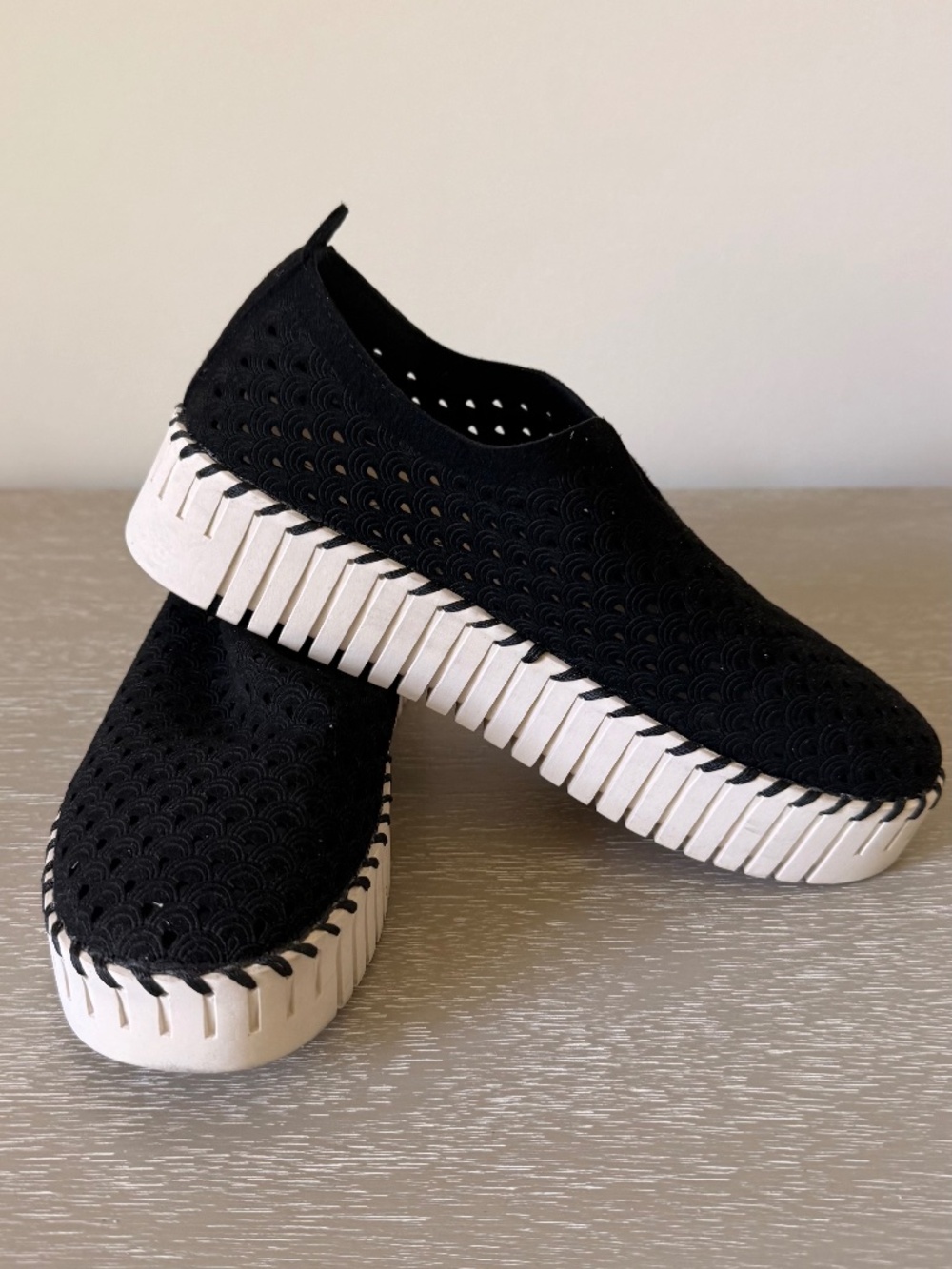 Women's Tommy Bahama Sneakers Size 7